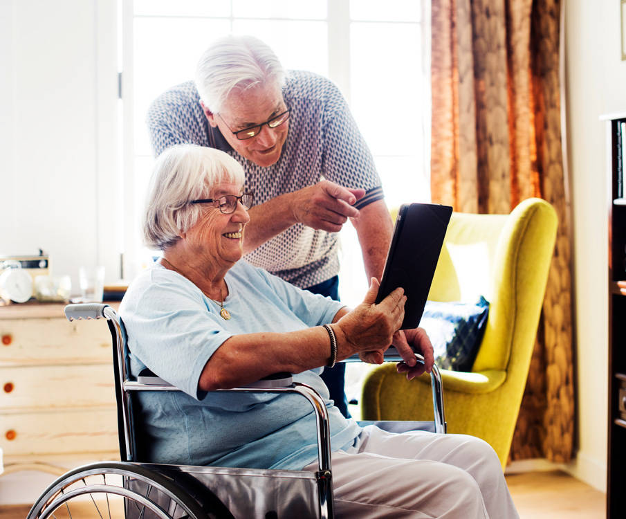 Ouder echtpaar gebruikt tablet om online te bestellen