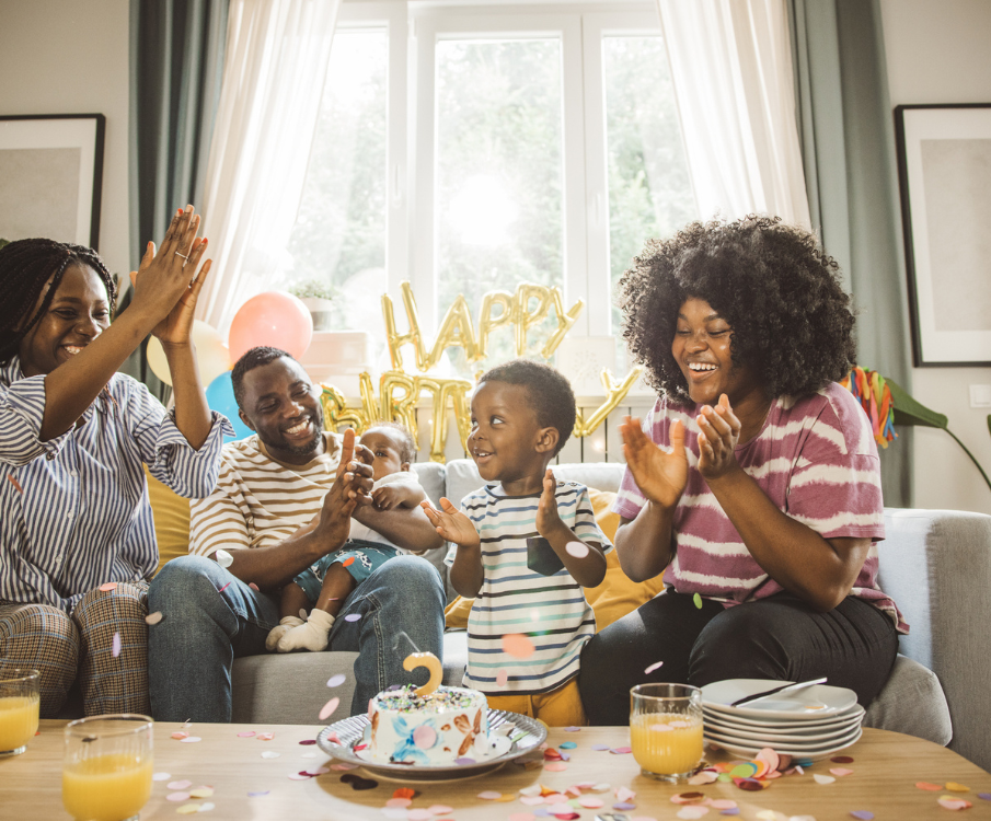 vrouw viert verjaardag met familie