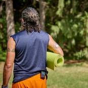 Man gaat buiten sporten met een insulinepomp