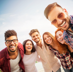 groep jonge mensen die lachen