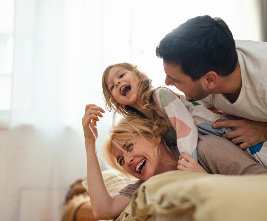 Gezin heeft plezier in de slaapkamer