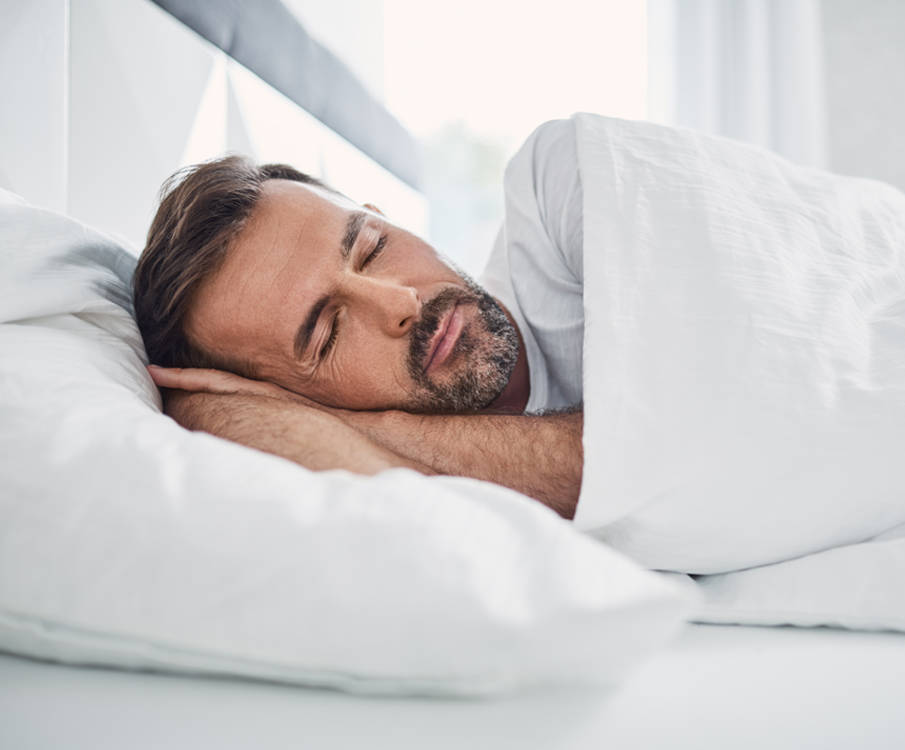 Man slaapt in eigen bed voor slaaponderzoek