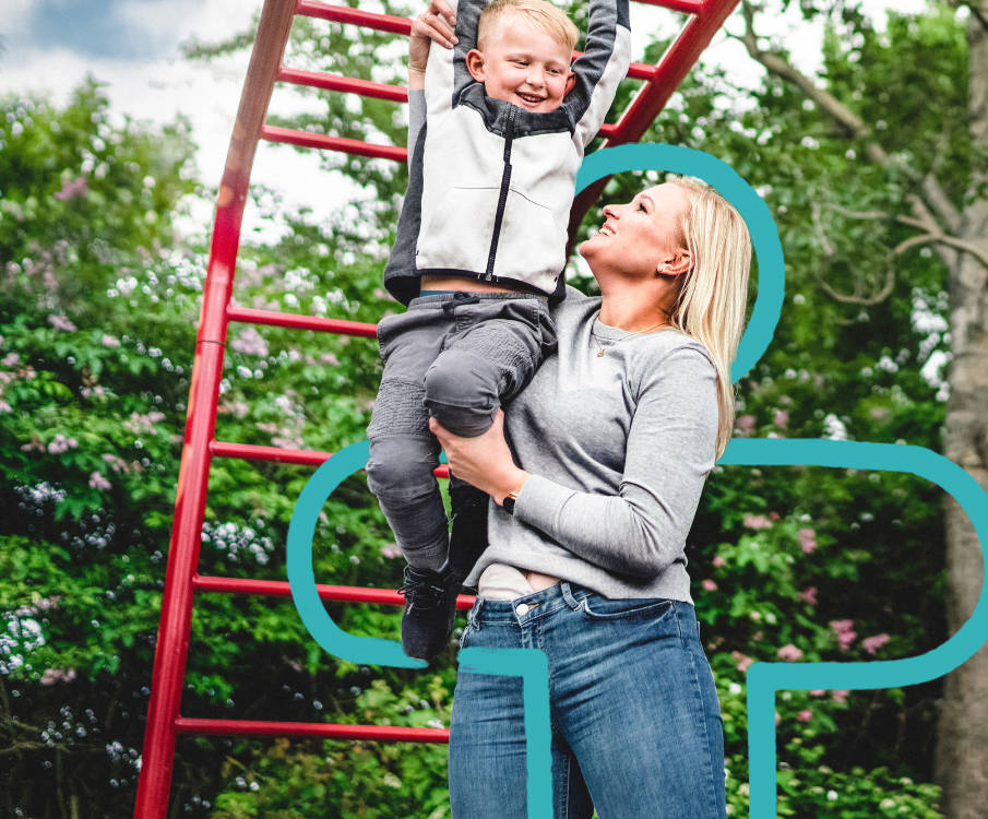 Moeder met stoma speelt met haar kind in de speeltuin