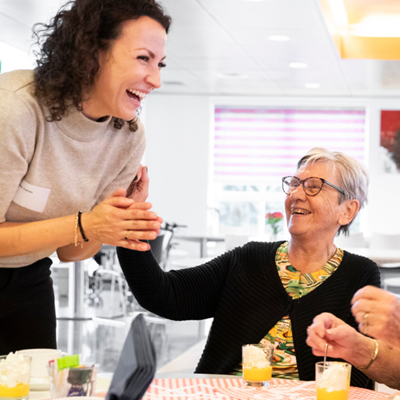 samen lol± mediq medewerker en ouderen met je hart