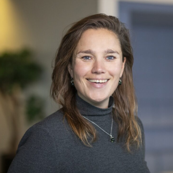 vriendelijk lachende jonge vrouw