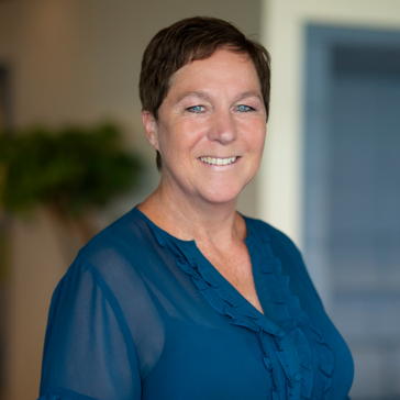 Portretfoto Susanne van Tiggelen, lachend gezicht