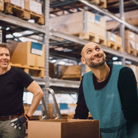 Medewerkers in een magazijn