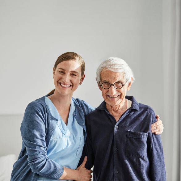 Zorgmedewerker met een oudere patiënt