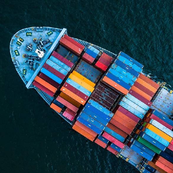 Transportboot met containers