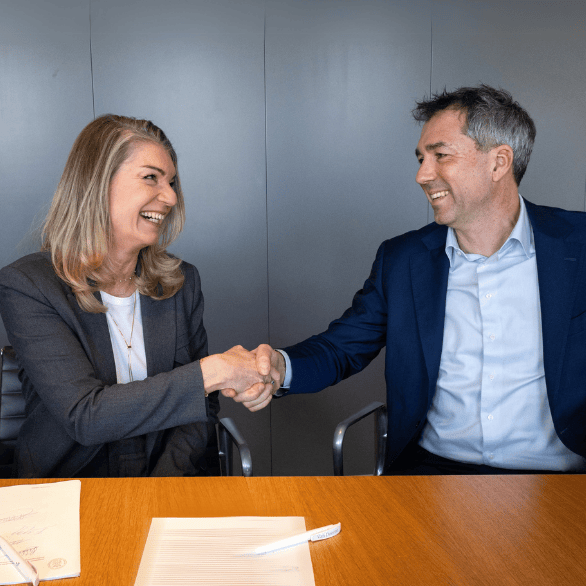 man en vrouw schudden handen