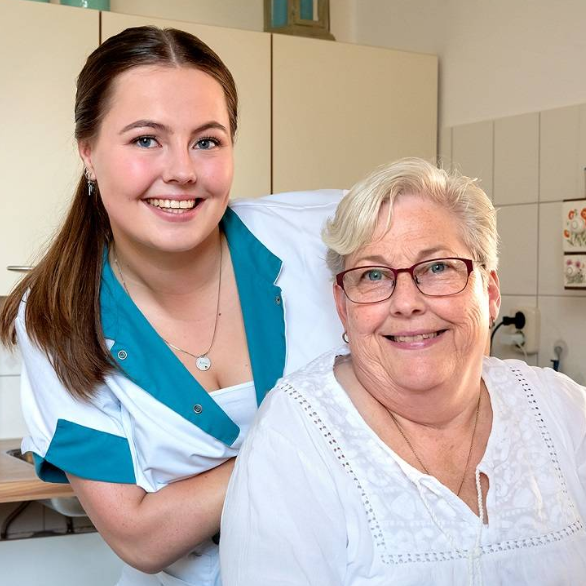 thuiszorg medewerker omring en oudere vrouw
